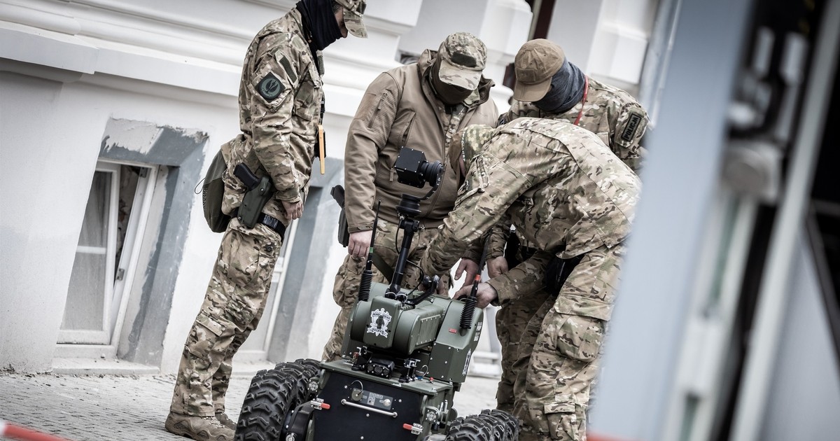 Alarm w dwóch miastach. Służby ostrzegają: huk, dym i drony