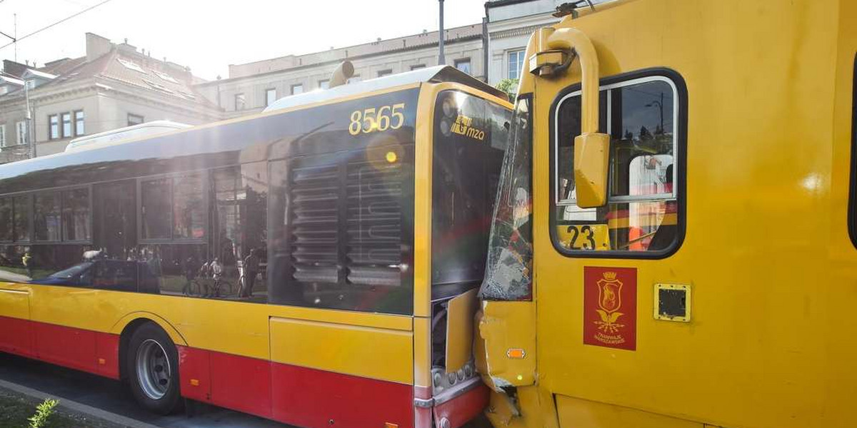 Autobus zderzył się z tramwajem. Wypadek w Warszawie