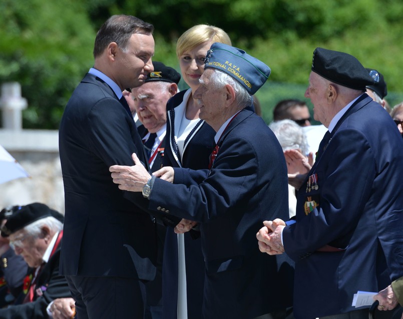 Prezydent Andrzej Duda z żoną Agatą oraz prezes Stowarzyszenia Weteranów Armii Polskiej w Ameryce Wincenty Kanpczyk na polskim Cmentarzu Wojennym na Monte Cassino