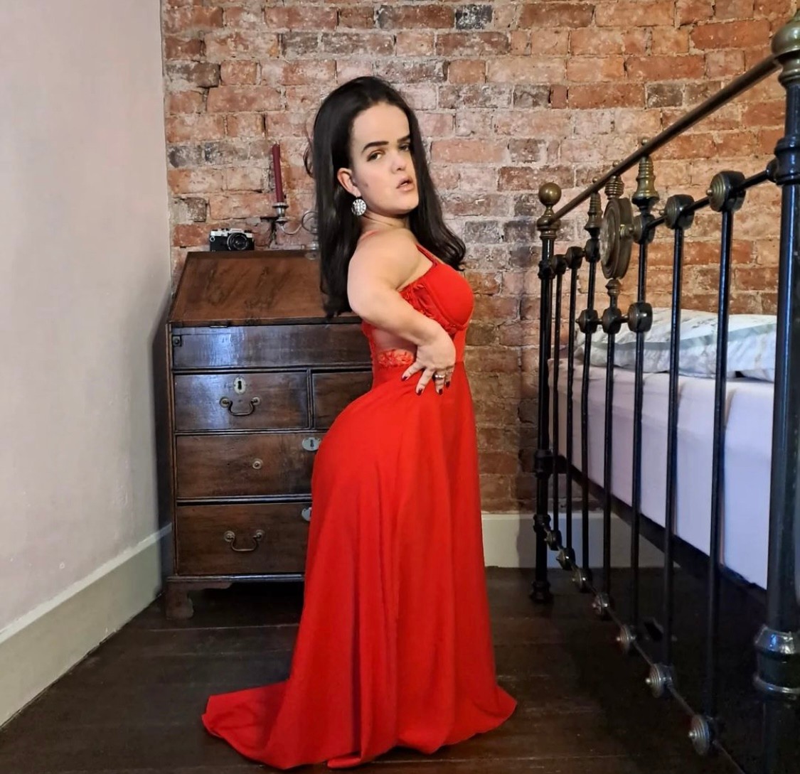 Cait meria len 111 cm, Guy je od nej o 60 cm vyšší.