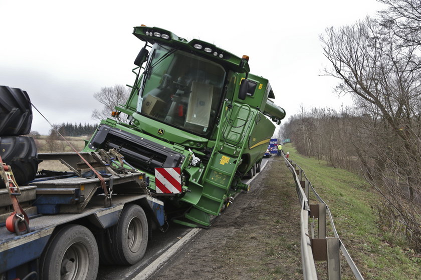 Kombajn wart fortunę spadł z tira