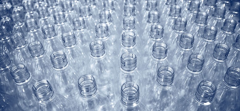 Nowy pomysł ministra środowiska. Kaucja od plastikowych butelek? Podrożeją napoje