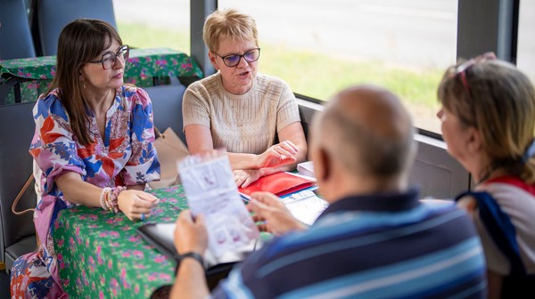 W Silverbusie można uzyskać informacje o miejskiej ofercie dla seniorów, wyrobić Wrocławską Kartę Seniora, otrzymać Wrocławski Niezbędnik Senioralny oraz dowiedzieć się więcej m.in. o programach Taxi 75+, Złota Rączka dla Seniora, usługach opiekuńczych i innych formach wsparcia.