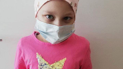 Szívszorító: hetven kemoterápiás kezelésen van túl az agydaganattal küzdő Reni – Így segíthet neki Ön is