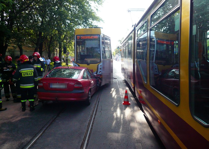 Czołowe zderzenie opla z tramwajem