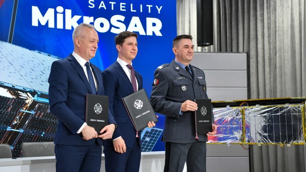 Podpisanie umowy na dostawę Satelitarnego Systemu Obserwacji Ziemi dla Wojska Polskiego w ramach programu MikroSAR. Od lewej: Sławomir Obszyński, prezes zarządu WZŁ-1, Rafał Modrzewski, CEO i współzałożyciel ICEYE, gen. bryg. Artur Kuptel, szef Agencji Uzbrojenia. Warszawa, 14 maja 2025 r.