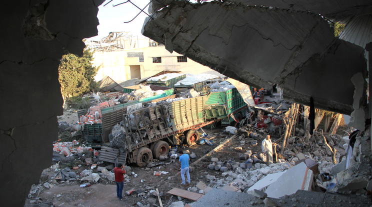Egy segélyeket szállító kamionkonvojt ért bombatámadás, oroszok bombázták le /Fotó: AFP