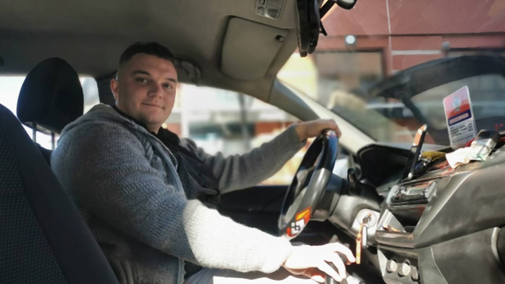 Marko je najneobičniji taksista u Čačku - preko dana nosi svešteničku mantiju, a uveče seda za volan