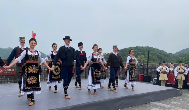 U čast delegacije iz Srbije, na Kineskom zidu odigrano je srpsko kolo