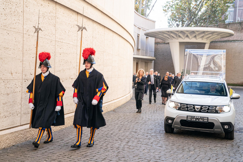 Papieska Dacia Duster