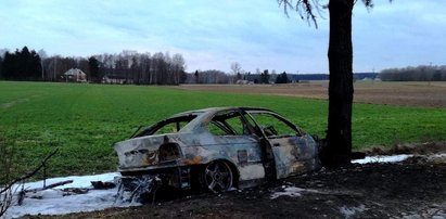 Dramatyczny pościg na Podlasiu. Auto uderzyło w drzewo i spłonęło