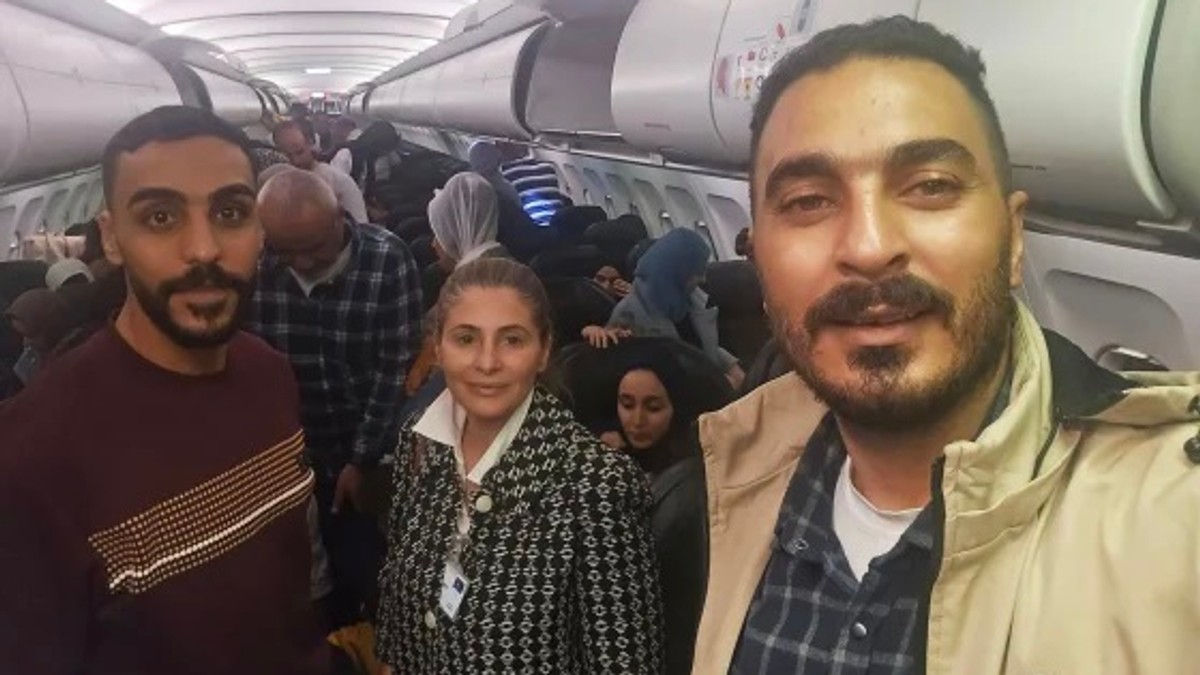 Hanan Džarar, palestinski ambasador u Južnoj Africi, u avionu koji je sleteo u Johanesburg sa Palestincima