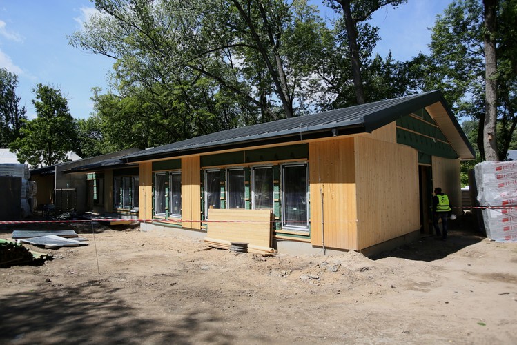 Przystań Warszawa powstaje pomiędzy wałem przeciwpowodziowym Wisły, a Portem Czerniakowskim. Wiceprezydent Warszawy Michał Olszewski ocenił na poniedziałkowym briefingu, że brakowało w stolicy miejsca, które skupiałoby środowisko 'wodniackie'. 

<br><br>fot. (zuz) Leszek Szymański