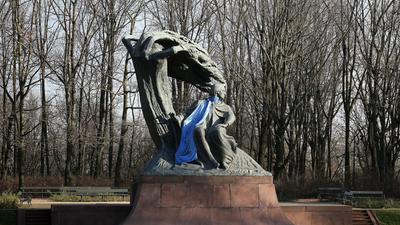 Pomnik Chopina z szalem