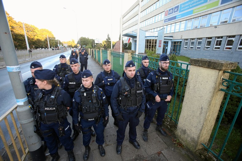 Policja pilnuje budynku podczas spotkania z prezesem PiS 