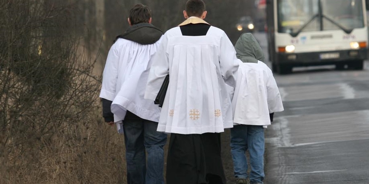 Ksiądz przekazał, ile najczęściej znajduje w kopertach.