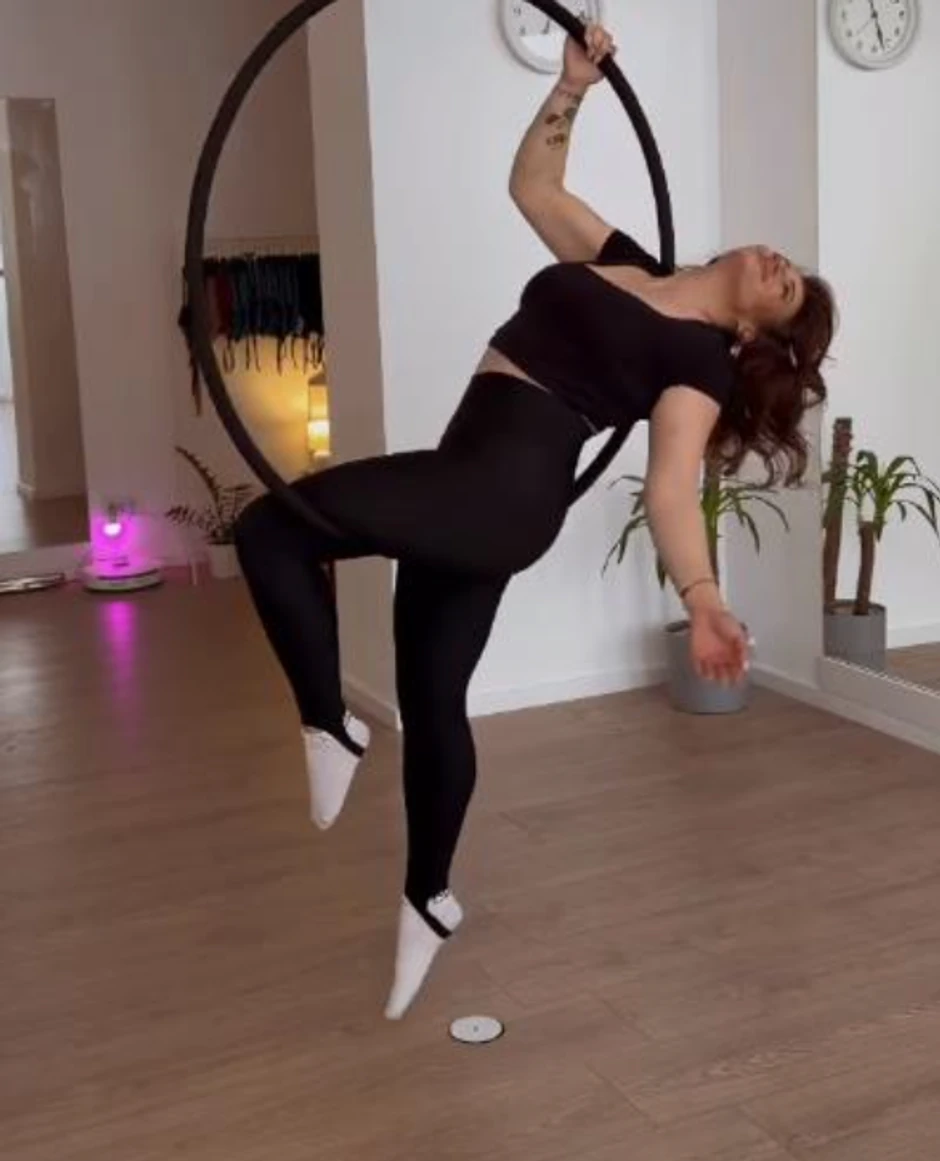 Kristina se uvija oko šipke