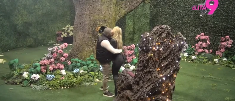 Asmin i Aneli završili zajedno u krevetu, molio je za intimne odnose: "Želim sina"