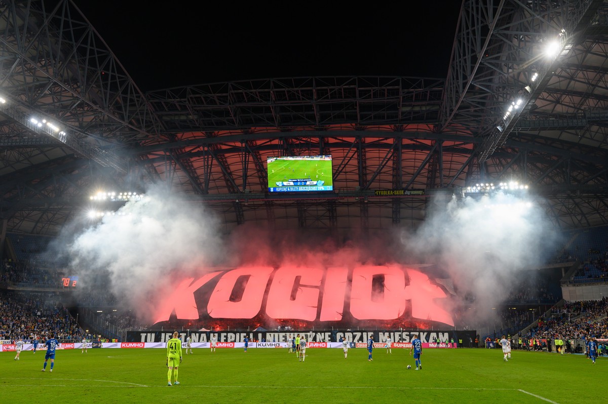 Poznań, 04.11.2023. Kibice Lecha Poznań podczas meczu 14. kolejki piłkarskiej Ekstraklasy z Ruchem Chorzów