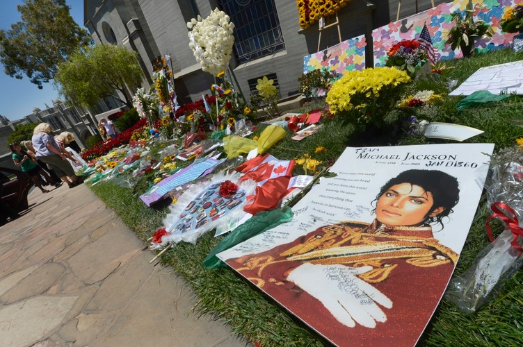 Fani oddali hołd Michaelowi Jacksonowi