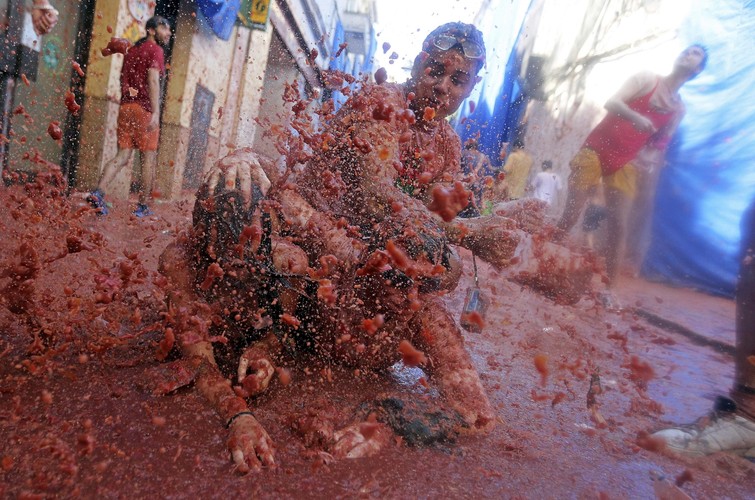 Tomatina. Doroczna wielka bitwa na pomidory w Bunol w Hiszpanii