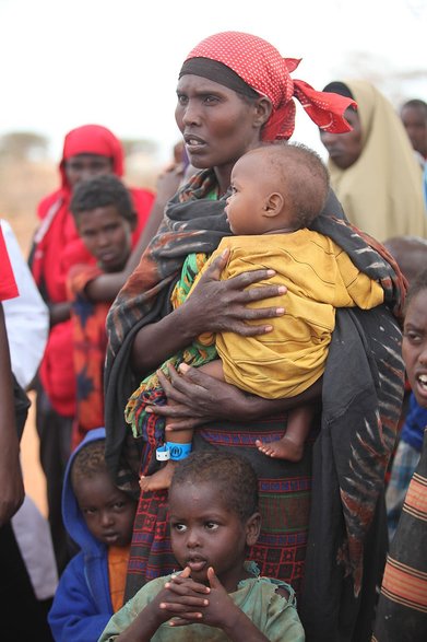 Ludzie czekający na pomoc w obozie w Dadaab podczas klęski głodu w 2011 roku, fot. Oxfam East Africa, lic. CC BY 2.0