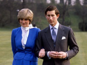 Elképesztő összegért kelhet el Diana hercegné eljegyzésen viselt blúza
