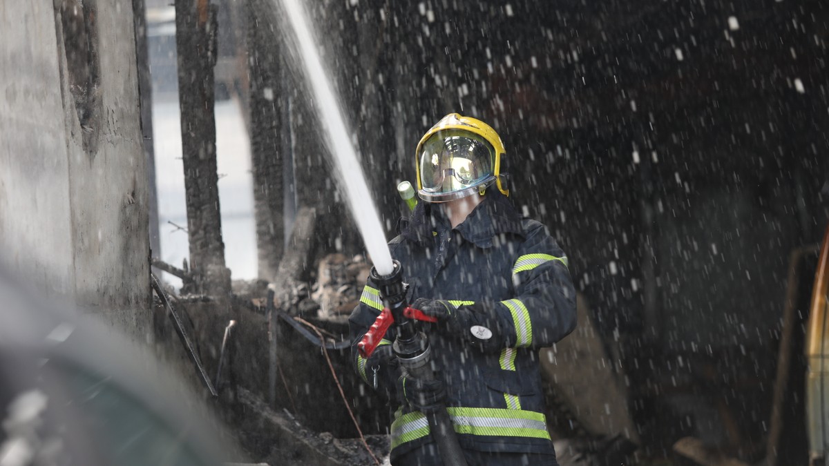 Vatrogasci u borbi sa vatrenom stihijom u Novom Sadu: Plamen gutao barake