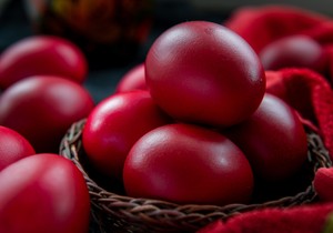 5 najboljih prirodnih tehnika farbanja jaja