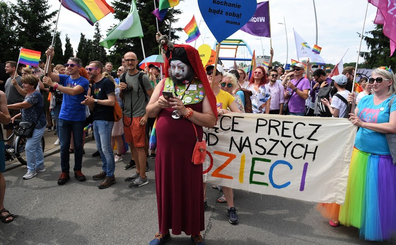 Wśród uczestników marszu najwięcej było młodzieży ubranej kolorowo, z barwnymi włosami i fantazyjnymi fryzurami, trzymających tęczowe flagi i parasole. Można było zobaczyć również dorosłych, w tym także matki z dziećmi. Wyruszając uczestnicy wołali: miłość, równość, akceptacja. Nieśli także tablice z napisami, m.in. „Rzeszów zawsze był różnorodny”.