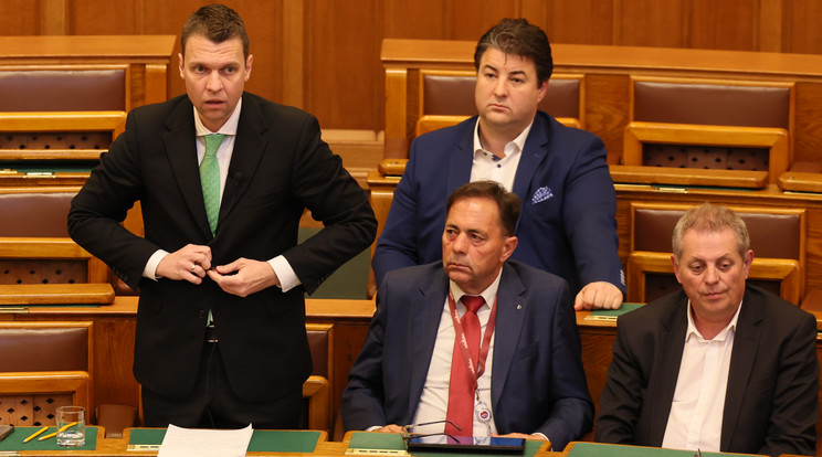 Menczer Tamás új helyéről, a  Fidesz padsoraiból / Fotó: Fuszek Gábor