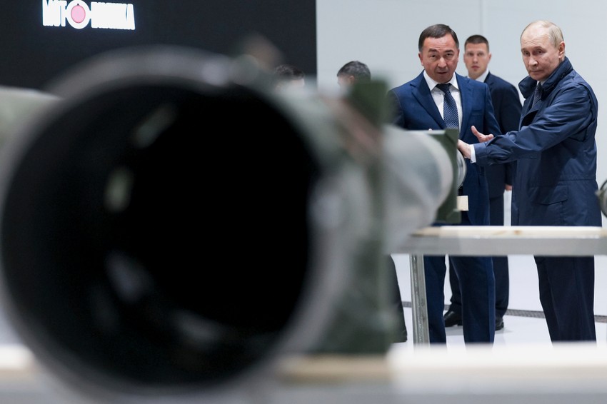 Vladimir Putin u poseti fabrici "Motoviliha" za metalurgiju i vojnu proizvodnju u Permu, 19. septembra