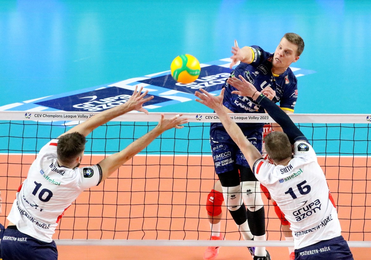 Zawodnicy Grupy Azoty ZAKSA Kędzierzyn-Koźle Bartosz Bednorz (L) i David Smith (P) oraz Donova Dzavoronok (C) z Trentino Itas podczas meczu 6. kolejki grupy D Ligi Mistrzów siatkarzy