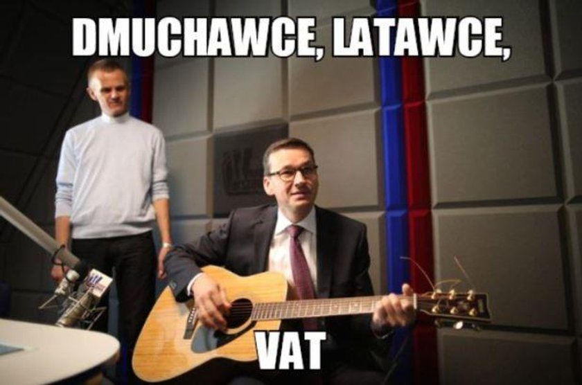 Pokazali Morawieckiego z gitarą. I zaczęło się, internet oszalał