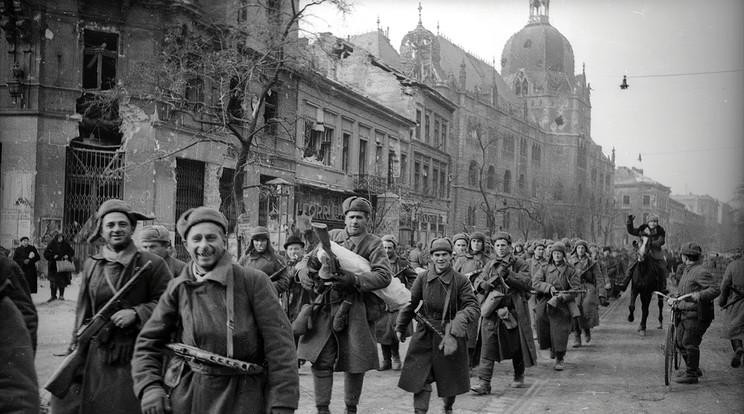 A szovjet hadsereg a világháborút lezáró békekötésig hivatalosan is mint megszálló erő tartózkodott Magyarországon, és tettek róla, hogy a kommunista párt kerüljön hatalomra / Fortepan / Vörös Hadsereg