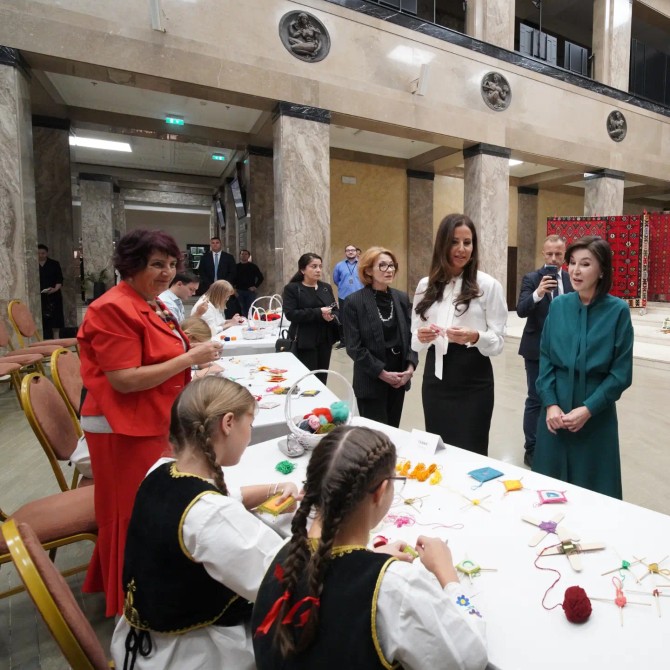 Prva dama Srbije Tamara Vučić sa prvom damom Uzbekistana Ziroat Mirzijojevom i devojčicama iz KUD -a "Labudovo okno" iz Bele Crkve