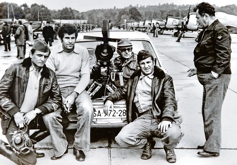 Sa snimanja “Ekadrile” (zdesna): Hajrudin Šiba Krvavac, Bata Živojinović, Drago Resner, Mensur Čolaković i Radoš Bajić