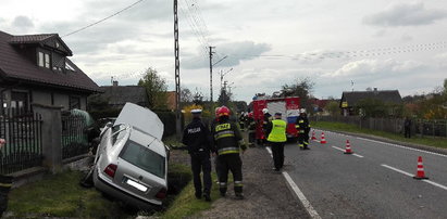 Chciał wyprzedzić, skończył w rowie. Groźny wypadek pod Radomiem