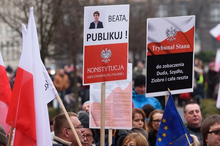 Mniejsze protesty odbyły się w innych miastach. W Poznaniu około cztery tysiące osób zgromadziły się na Placu Wolności. Demonstranci oprócz flag narodowych i Unii Europejskiej trzymali transparenty z hasłami: 