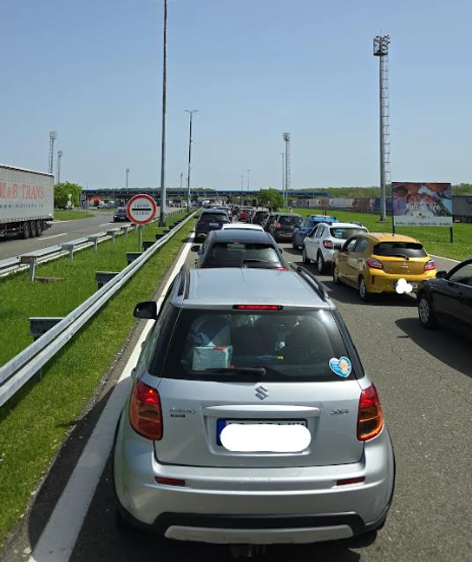 Dugačke kolone vozila pred ulazak u Srbiju