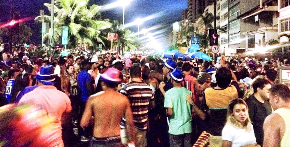 Zabawa na ulicach Ipanemy w Rio trwa do rana