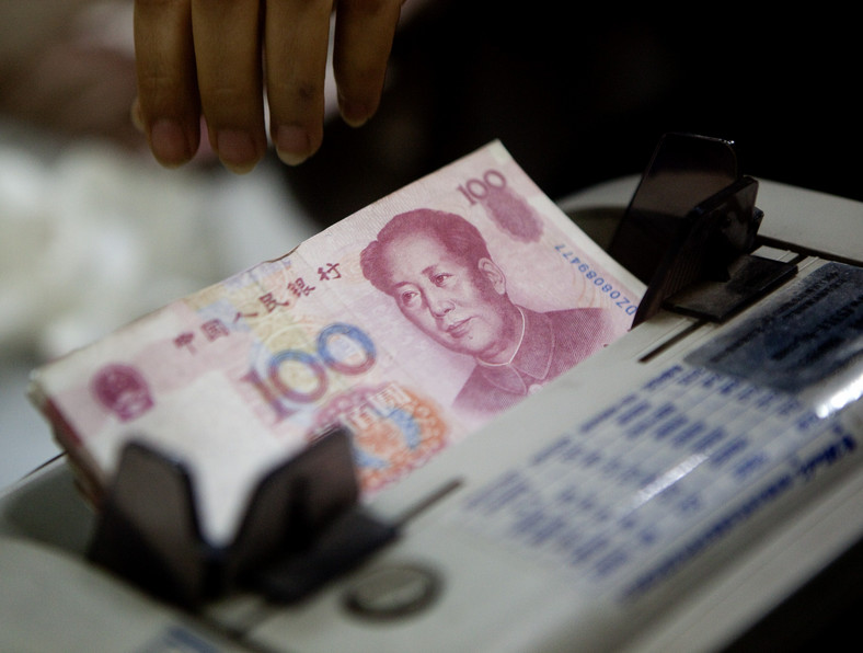 Dwunastu z dziewiętnastu ankietowanych przez agencję Bloomberg specjalistów zakłada, że bank centralny Chin upłynni kurs juana jeszcze w tym kwartale.