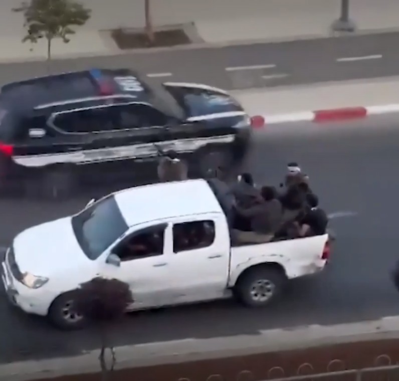 Terroryści ostrzeliwują przejeżdżające auto policyjne w Sderot.