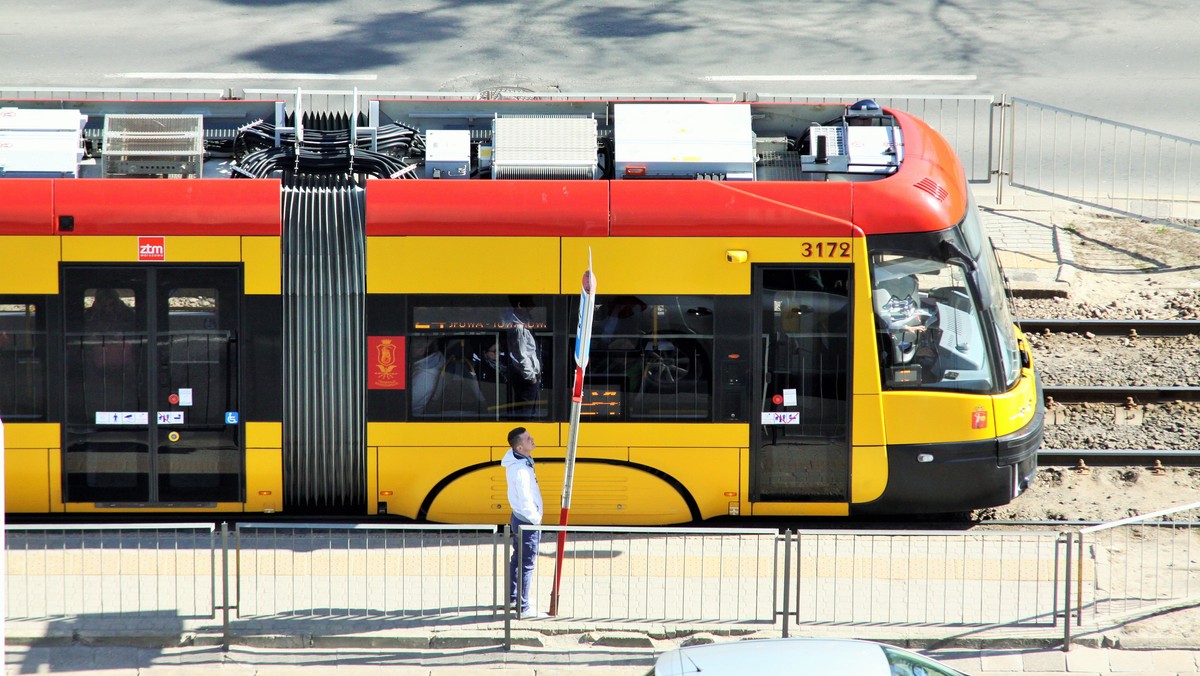 W Warszawie na jednym z osiedli pojawiło się nietypowe ogłoszenie przypięte na drzewie. Mężczyzna szuka kobiety, którą spotkał w komunikacji miejskiej. Miłosną historię udostępnia na swoim profilu na Facebooku "Miasto Stołeczne Warszawa".