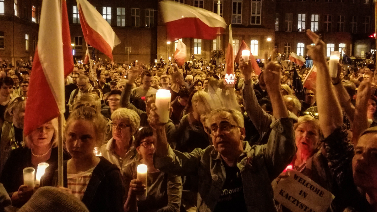 W ostatnich dniach fragment elewacji gdańskiego sądu przy ulicy Nowe Ogrody został (najprawdopodobniej nieumyślnie) zniszczony. Do gdańskiej prokuratury wpłynęło zawiadomienie od świadka, który twierdzi, że do dewastacji mogło dojść podczas trwających w ostatnim tygodniu protestów w obronie sądów. Organizatorzy tych demonstracji w rozmowie z Onetem odpierają zarzuty.