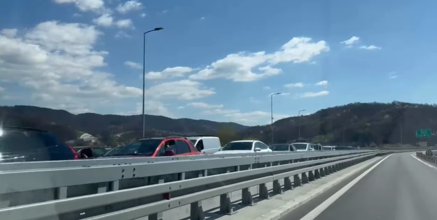 Kolona vozila na napaltnoj stanici Prilepac kod Požege