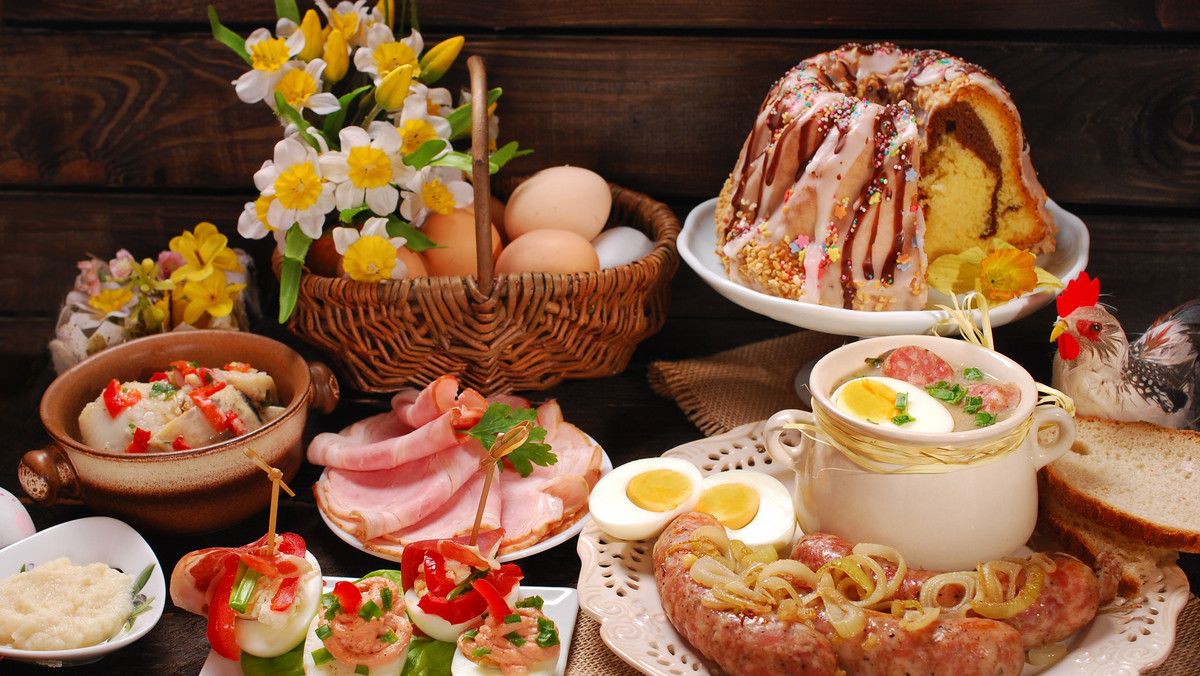 Wielkanocne śniadanie dla samotnych i potrzebujących przygotował po raz pierwszy w Warszawie restaurator Mikołaj Rykowski, który podobne spotkania od lat organizuje na Śląsku. W rozstawionym na placu Defilad namiocie przygotowano posiłki dla 2,5 tys. osób.
