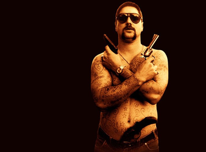 W filmie 'Chooper' z 2000 roku wcielił się w rolę australijskiego kryminalisty