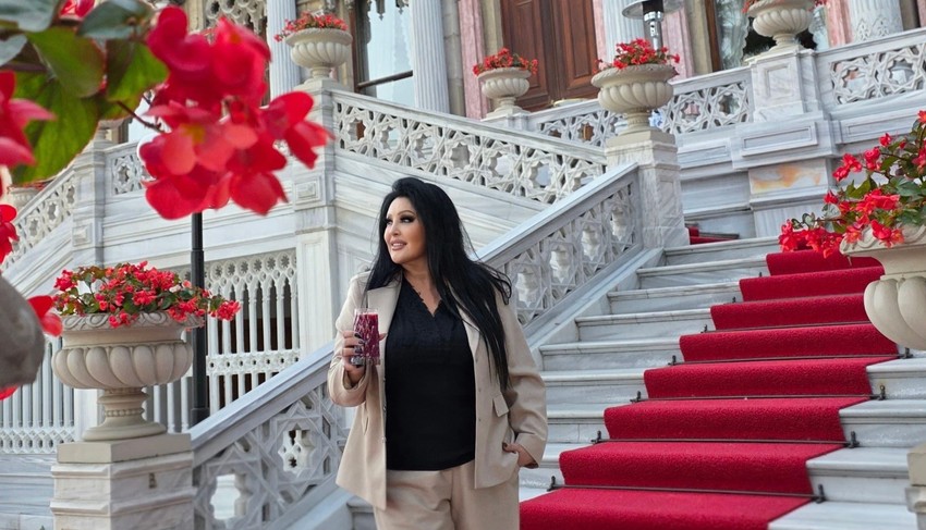 Dragana Mirković ispred dvorca