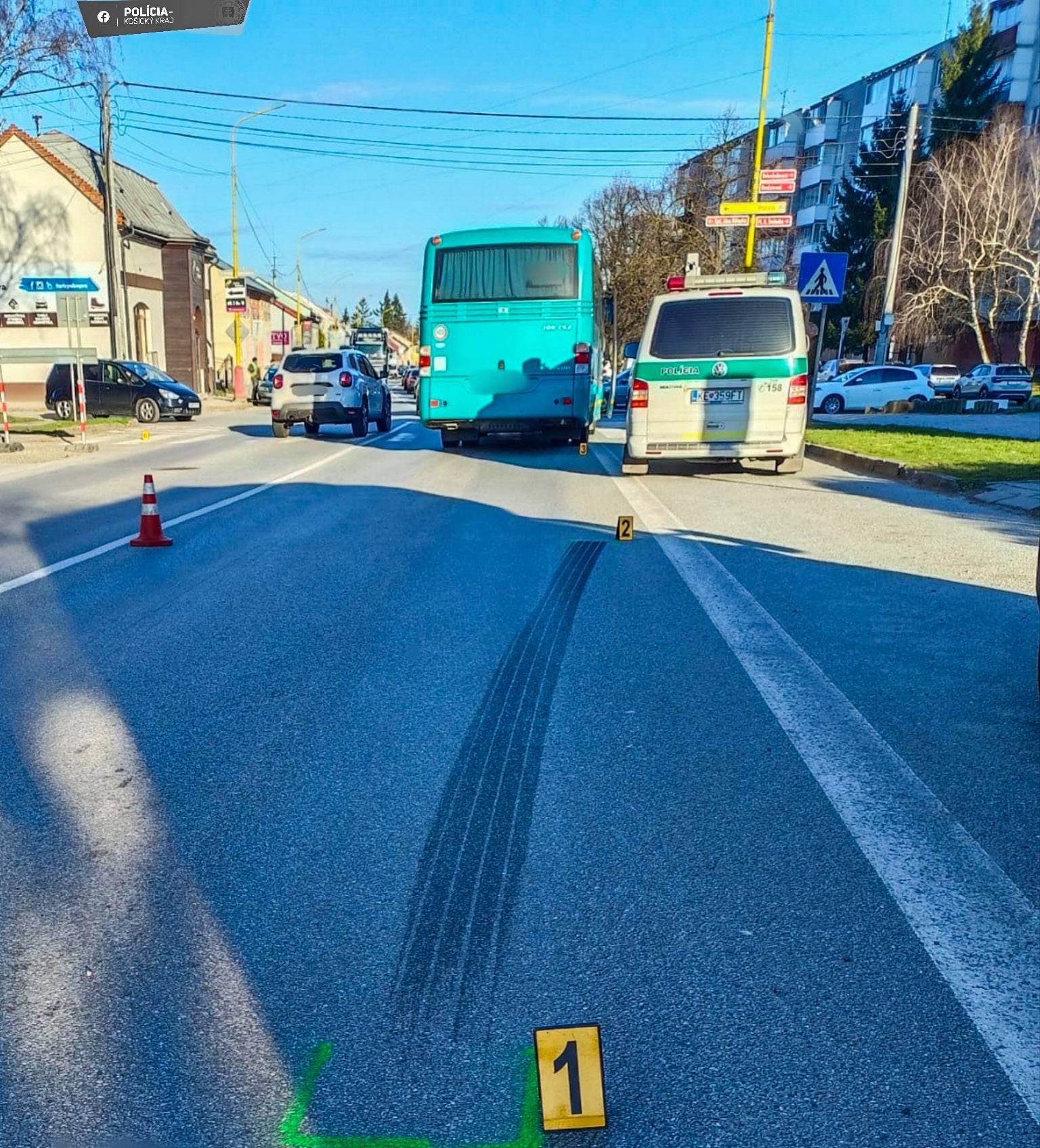 Autobus v Sečovciach narazil na priechode pre chodcov do dievčaťa.